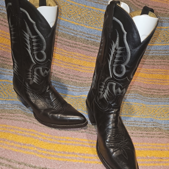 Men Tony Lama Black Leather cowboy boots. Size 12 D - Picture 3 of 5